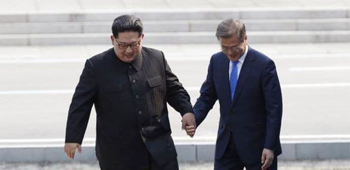 ISTORIJA: Lideri dvije Koreje preskočili granicu držeći se za ruke ISTORIJA: Lideri dvije Koreje preskočili granicu držeći se za ruke