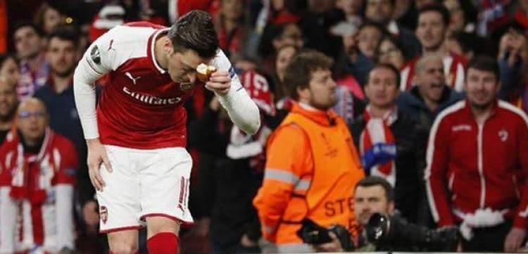 Ozila gađali hljebom, njegova reakcija za primjer! Ozila gađali hljebom, njegova reakcija za primjer!