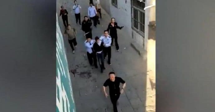 Devetoro djece izbodeno nasmrt na putu od škole do kuće Devetoro djece izbodeno nasmrt na putu od škole do kuće