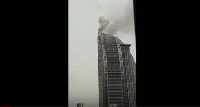 Ugašen požar u Trampovoj kuli, jedna osoba u teškom stanju Ugašen požar u Trampovoj kuli, jedna osoba u teškom stanju