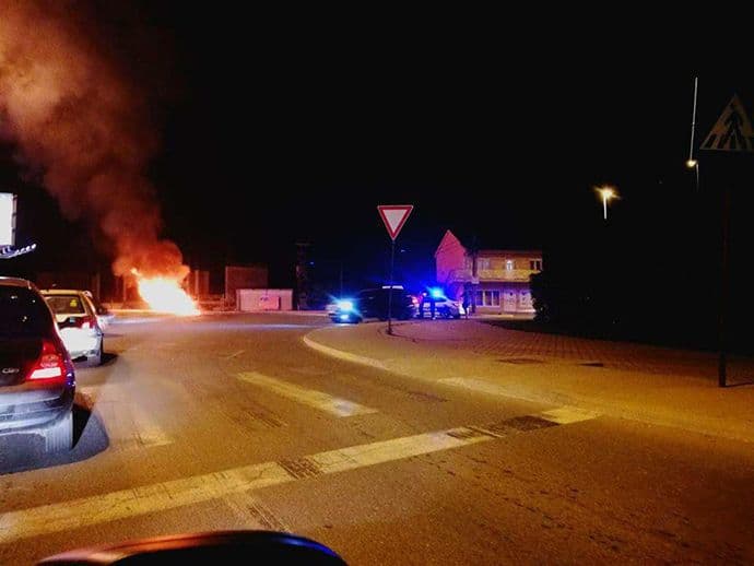 Izgorjelo auto na kružnom toku u Golubovcima Izgorjelo auto na kružnom toku u Golubovcima