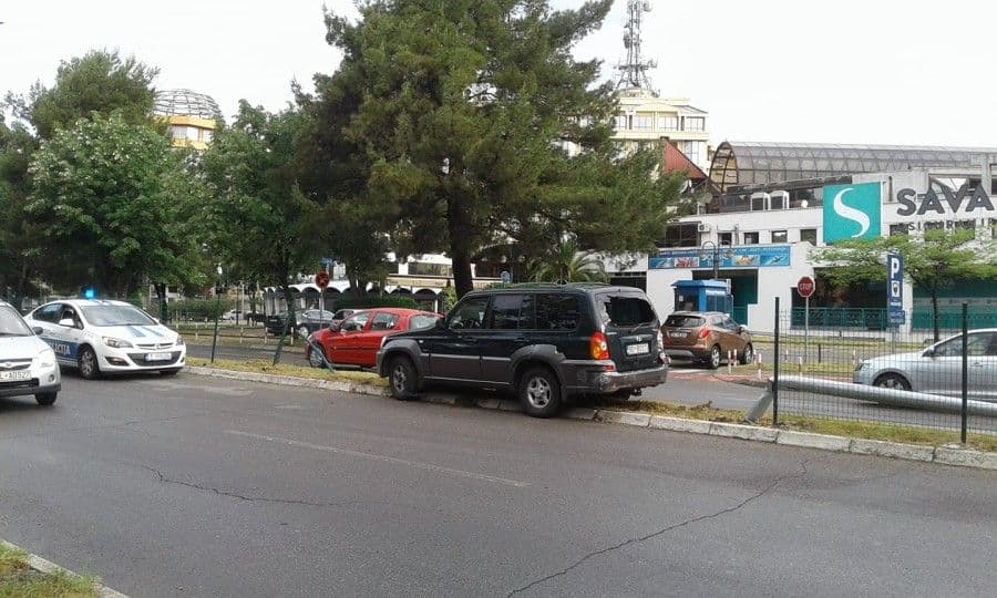 "Pokosio" ogradu, pa ostavio auto "Pokosio" ogradu, pa ostavio auto