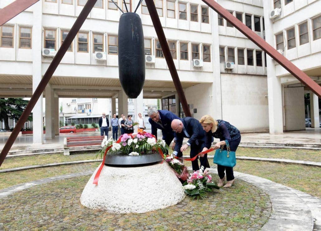 Delegacija Glavnog grada položila vijenac na spomenik žrtvama savezničkog bombardovanja Delegacija Glavnog grada položila vijenac na spomenik žrtvama savezničkog bombardovanja