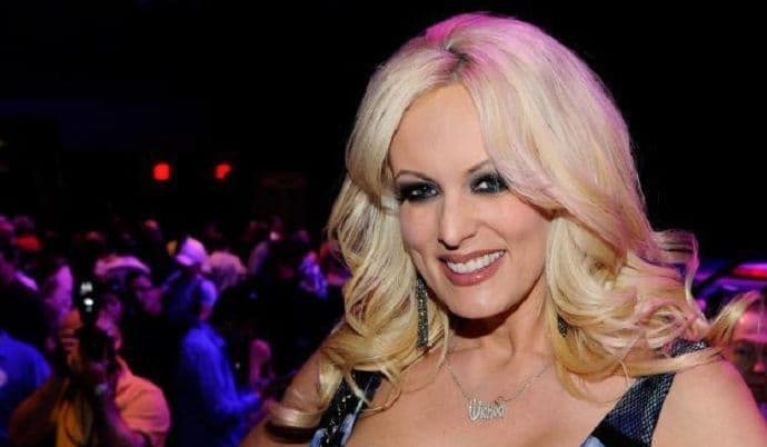 Porno-glumica poručila Trampu: Ljubavi, stiže oluja! Porno-glumica poručila Trampu: Ljubavi, stiže oluja!