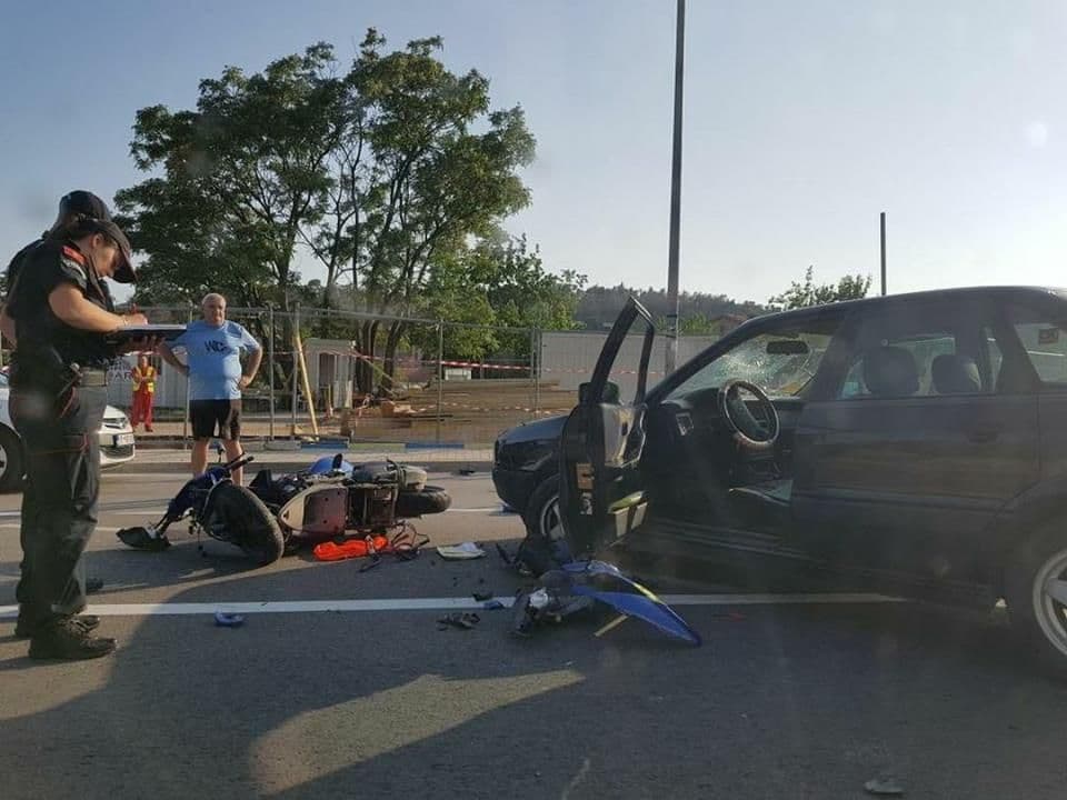 Sudar automobila i motora Sudar automobila i motora