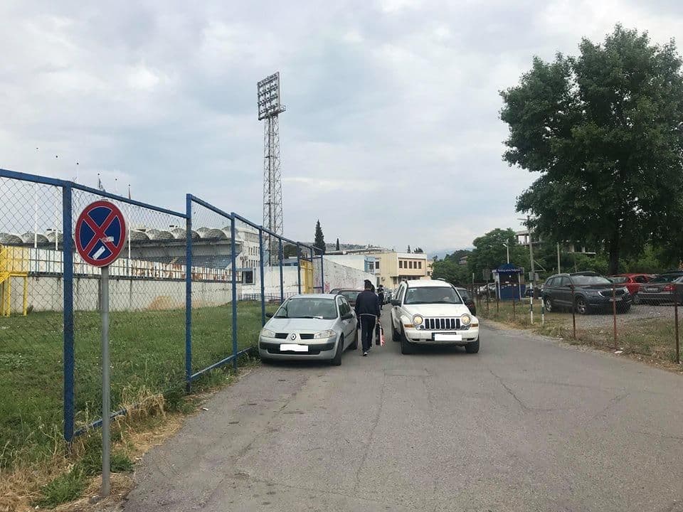 Komunalna policija: Uklonite sve automobile parkirane oko stadiona Komunalna policija: Uklonite sve automobile parkirane oko stadiona