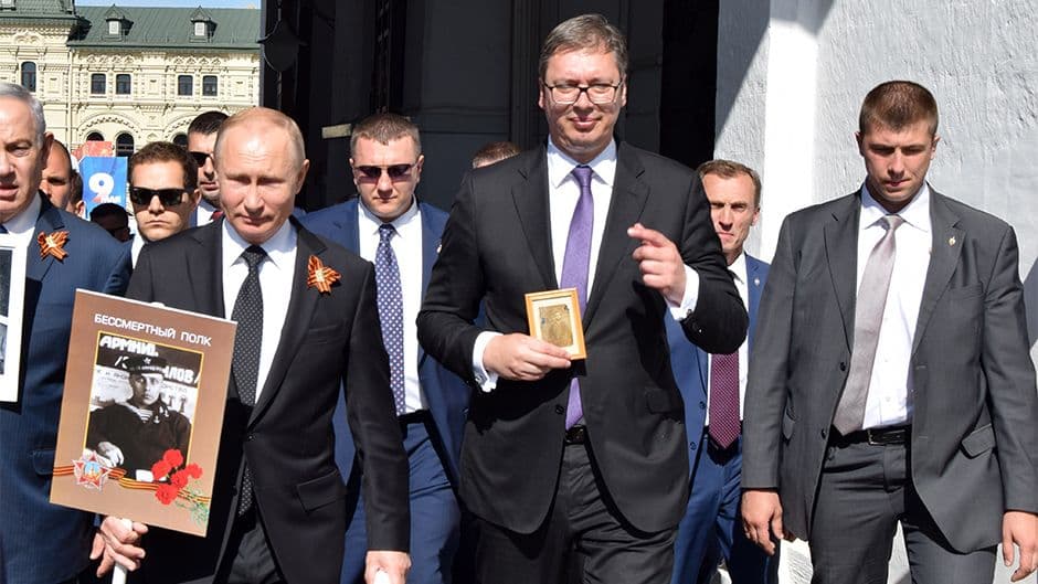 Kolona Besmrtni puk: Vučić nosio sliku đeda, Putin sliku oca Kolona Besmrtni puk: Vučić nosio sliku đeda, Putin sliku oca