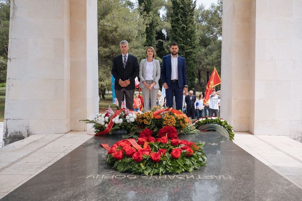 Položili vijenac na spomenik Partizanu - borcu na Gorici Položili vijenac na spomenik Partizanu - borcu na Gorici