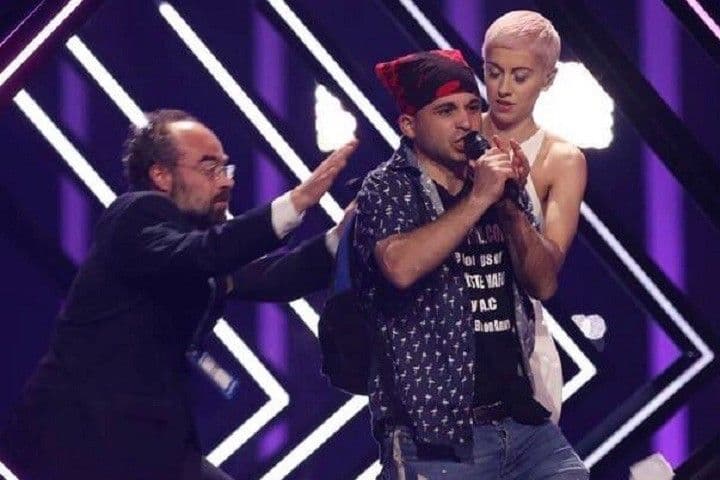 Uletio na binu i oteo mikrofon Britanki (VIDEO) Uletio na binu i oteo mikrofon Britanki (VIDEO)