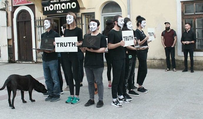 „Ljudi se ne pitaju odakle njihova hrana dolazi, stop brutalnom ubijanju životinja“ „Ljudi se ne pitaju odakle njihova hrana dolazi, stop brutalnom ubijanju životinja“