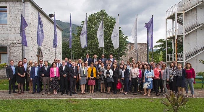 Profesionalizacija visokih državnih službenika u svrhu poboljšanja učinka i odgovornosti Profesionalizacija visokih državnih službenika u svrhu poboljšanja učinka i odgovornosti