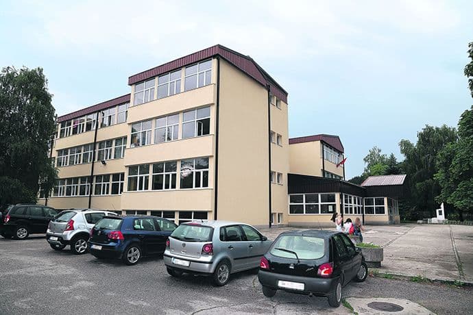 Roditelji nose đaka u kolicima do kabineta Roditelji nose đaka u kolicima do kabineta