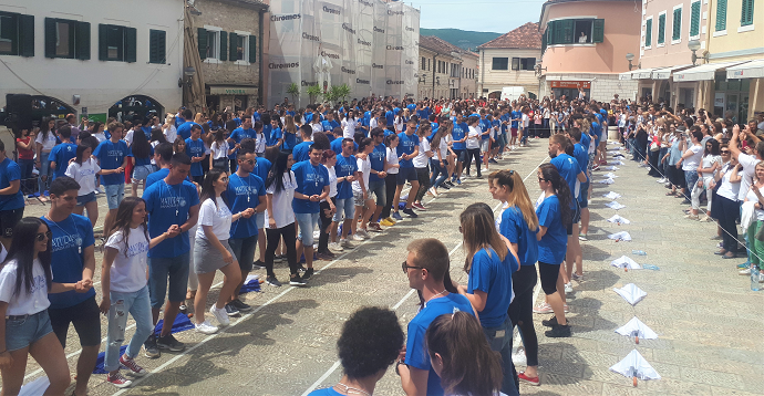 Na glavnom trgu 200 hercegnovskih maturanata plesalo sa Evropom Na glavnom trgu 200 hercegnovskih maturanata plesalo sa Evropom