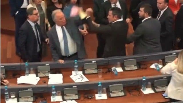 Umalo tuča u kosovskom parlamentu Umalo tuča u kosovskom parlamentu