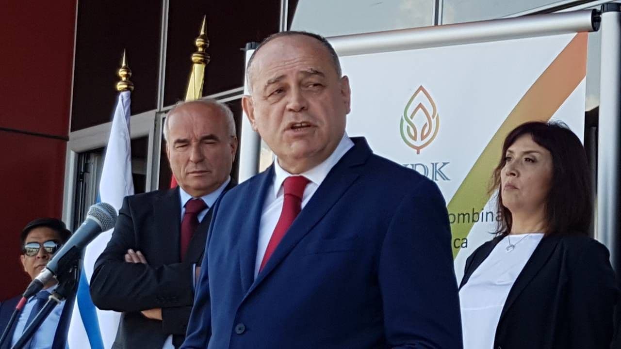 Vlada će nastaviti da radi na otvaranju novih radnih mjesta i rastu životnog standarda i kvaliteta života građana Vlada će nastaviti da radi na otvaranju novih radnih mjesta i rastu životnog standarda i kvaliteta života građana