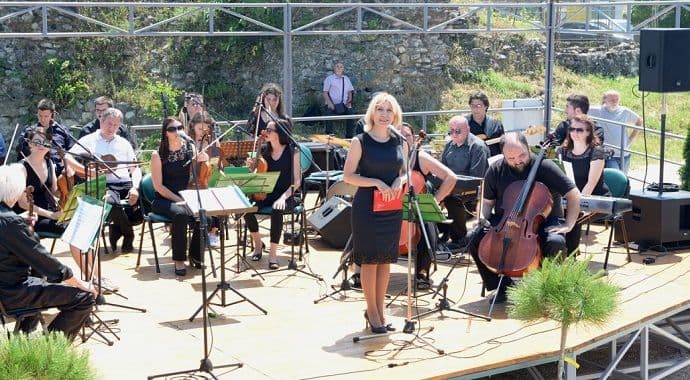 Otvorena Ljetnja scena iznad sastavaka rijeke Morače i Ribnice Otvorena Ljetnja scena iznad sastavaka rijeke Morače i Ribnice