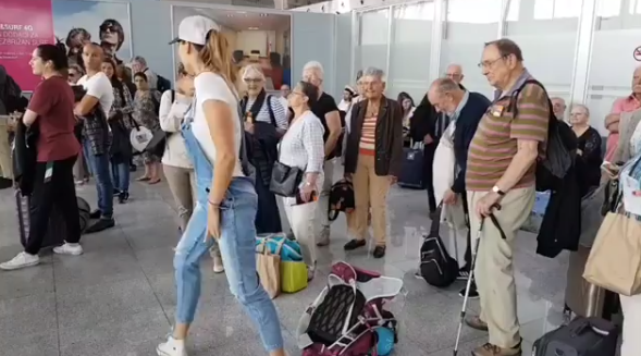 Bivša mis Francuske napravila spektakl na aerodromu Podgorica! Bivša mis Francuske napravila spektakl na aerodromu Podgorica!