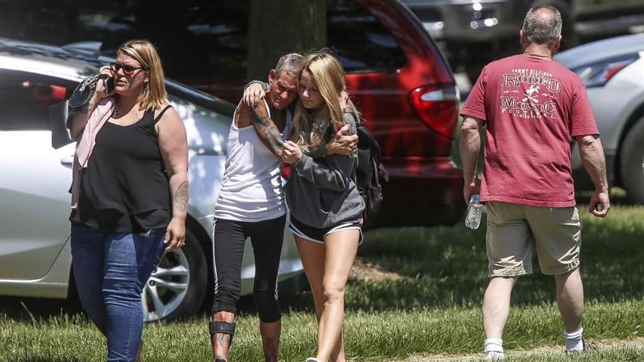 Tražio da izađe sa časa, vratio se s pištoljima i pucao Foto: Tanjug/Kelly Wilkinson/The Indianapolis Star via AP