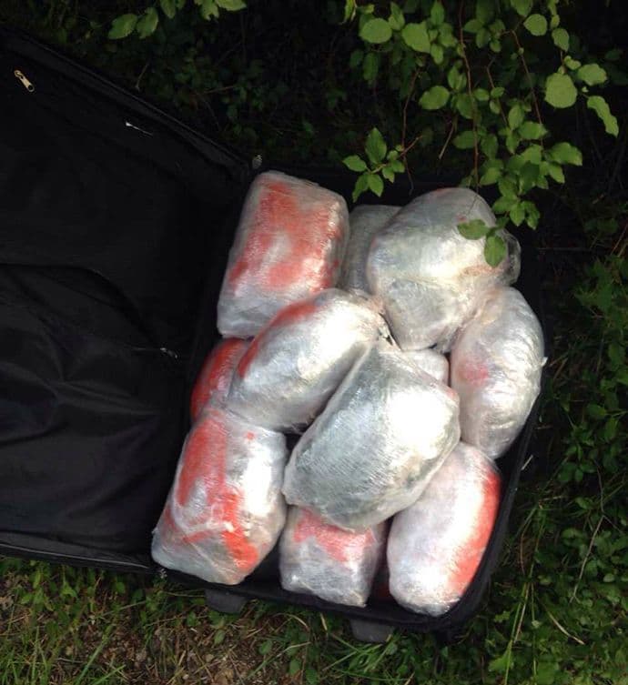 Ulcinj: Pronađena torba sa 20 kilograma skanka Ulcinj: Pronađena torba sa 20 kilograma skanka