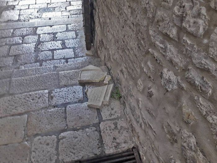 Kamera otkrila šta se desilo sa pločom ispod Sat kule Kamera otkrila šta se desilo sa pločom ispod Sat kule