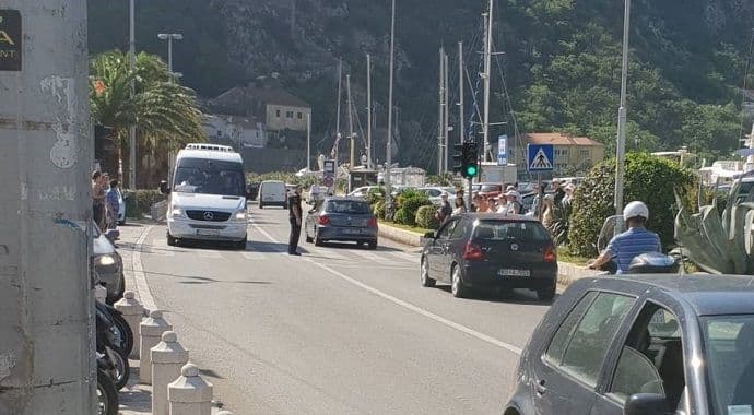 DPS Kotor: Na ispomoć semaforu policajac DPS Kotor: Na ispomoć semaforu policajac