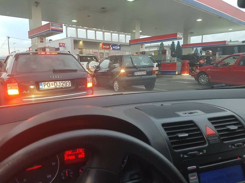 SINOĆ: Gužve na benzinskim pumpama zbog poskupljenja goriva (FOTO) SINOĆ: Gužve na benzinskim pumpama zbog poskupljenja goriva (FOTO)