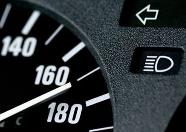 Dva mlada vozača vozila 162 i 186 km/h, podnijete prekršajne prijave Dva mlada vozača vozila 162 i 186 km/h, podnijete prekršajne prijave
