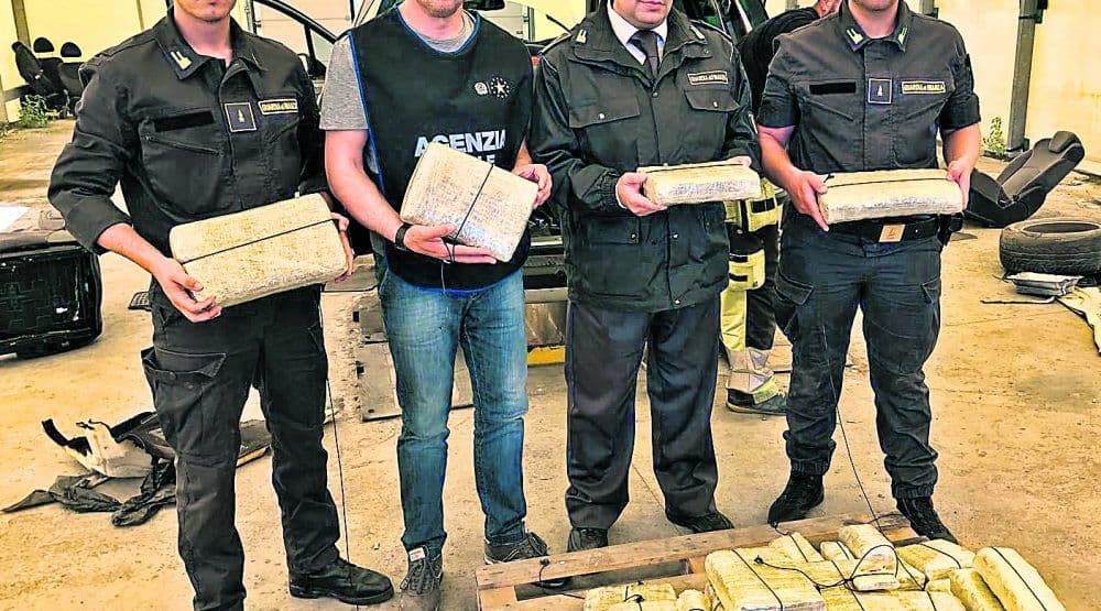 U Bariju uhapšen Crnogorac sa 25 kilograma droge U Bariju uhapšen Crnogorac sa 25 kilograma droge