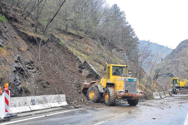 Iz Srbije upozoravaju građane na opreznost na putu ka Crnoj Gori Iz Srbije upozoravaju građane na opreznost na putu ka Crnoj Gori