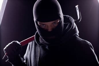 Pratio oštećenog i napao ga metalnom šipkom: Određeno zadržavanje osumnjičenom Pratio oštećenog i napao ga metalnom šipkom: Određeno zadržavanje osumnjičenom