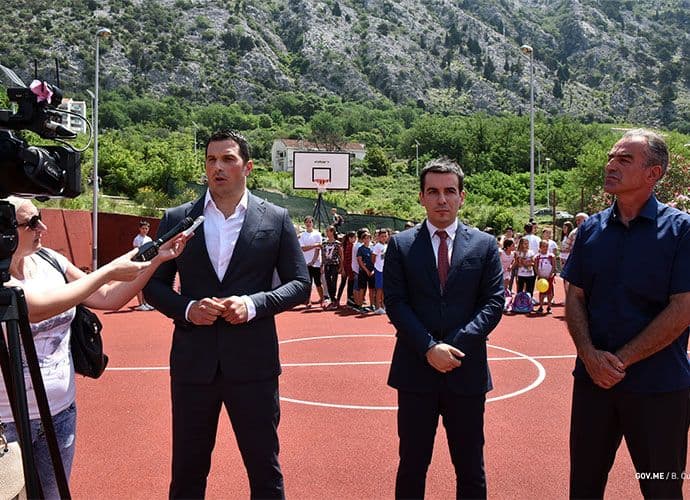 Janović otvorio renovirani sportski teren, sa Jokićem o bazenu Janović otvorio renovirani sportski teren, sa Jokićem o bazenu