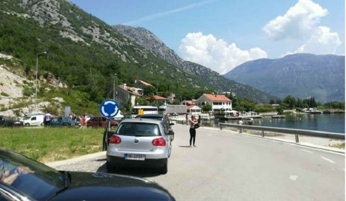 Saobraćajni kolaps zbog trke, u koloni zaglavljeni svatovi Saobraćajni kolaps zbog trke, u koloni zaglavljeni svatovi