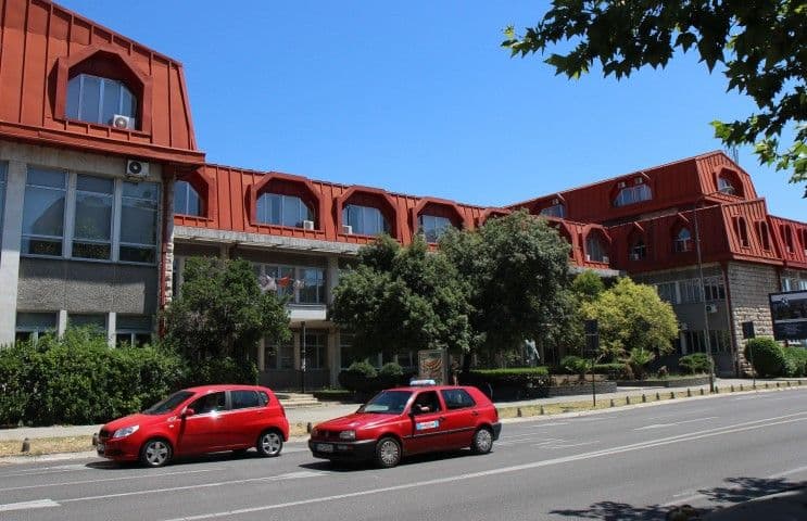 Od praznih polica do 10.000 naslova Od praznih polica do 10.000 naslova