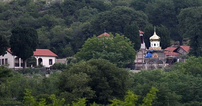 Izvještaj o građevini koja je nikla u dvorištu manastira u ponedjeljak Izvještaj o građevini koja je nikla u dvorištu manastira u ponedjeljak