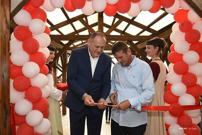 Simović i Kašćelan otvorili etno selo na Njegušima Simović i Kašćelan otvorili etno selo na Njegušima