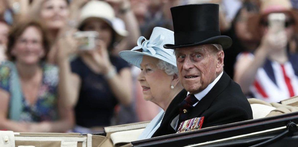 Prevrnuo se automobil kojim je upravljao princ Filip Prevrnuo se automobil kojim je upravljao princ Filip