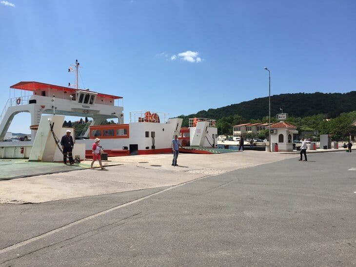 Lepetani: Na dječaka naletio automobil koji je bio na trajektu Lepetani: Na dječaka naletio automobil koji je bio na trajektu