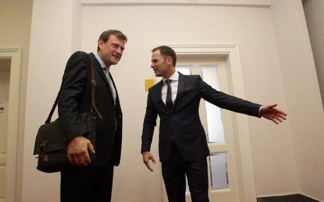 Vlada Srbije povećava plate javnom sektoru do 10 odsto Vlada Srbije povećava plate javnom sektoru do 10 odsto