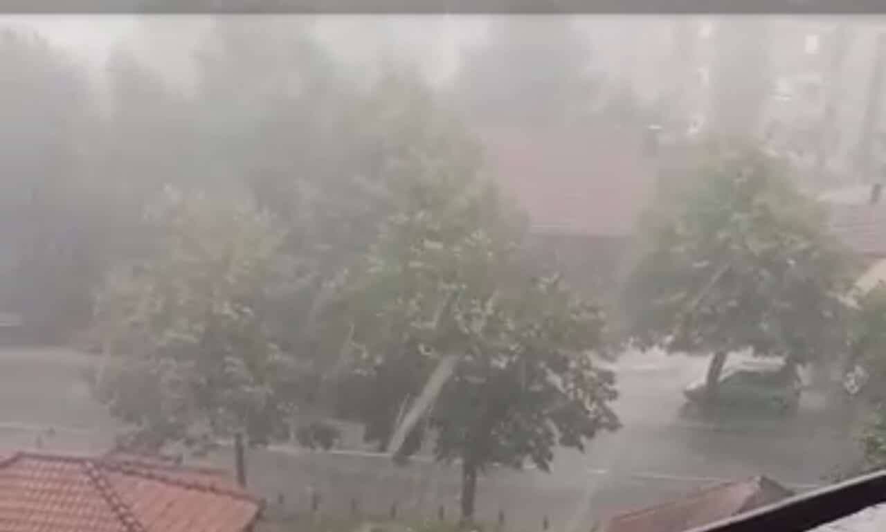 Nevrijeme pogodilo Nikšić: Grad oštetio automobile, bašte, stabla voća... Nevrijeme pogodilo Nikšić: Grad oštetio automobile, bašte, stabla voća...