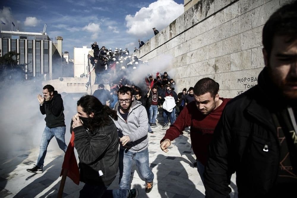 GRČKA: Suzavac ispred parlamenta GRČKA: Suzavac ispred parlamenta