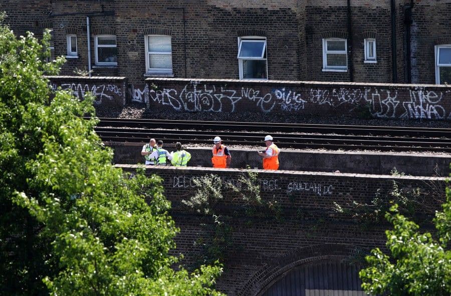 Voz pregazio crtače grafita Voz pregazio crtače grafita