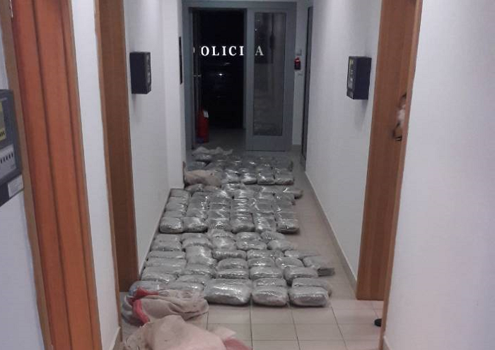 Bacili džakove pune droge i pobjegli od policije Bacili džakove pune droge i pobjegli od policije