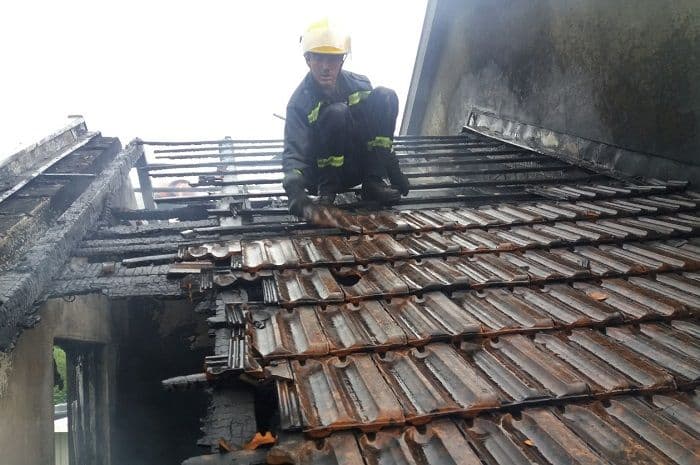 U požaru izgorio krov i sprat kuće U požaru izgorio krov i sprat kuće