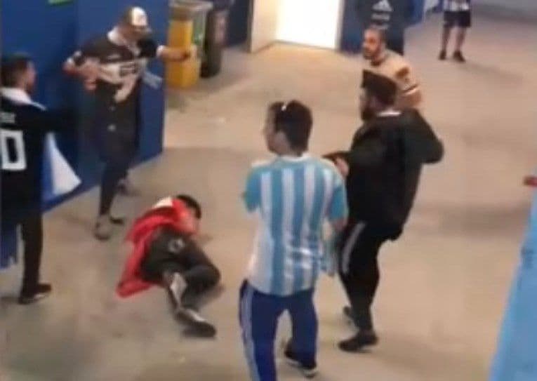 Argentinci brutalno tuku bespomoćne hrvatske navijače Argentinci brutalno tuku bespomoćne hrvatske navijače
