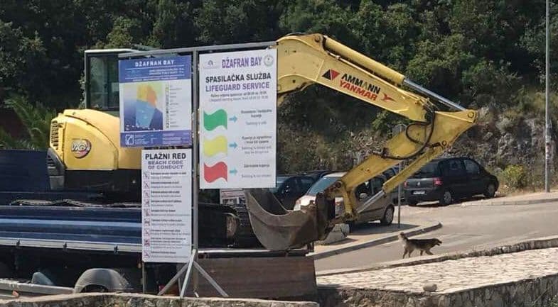 Bager ,,peglao“ plažu punu turista (VIDEO) Bager ,,peglao“ plažu punu turista (VIDEO)