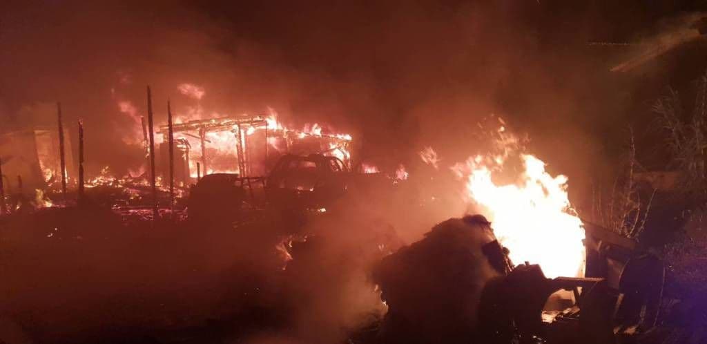 Izgorjeli kamioni, automobili, barake... Izgorjeli kamioni, automobili, barake...