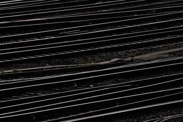 Voz pun djece izletio iz šina, troje povrijeđeni Voz pun djece izletio iz šina, troje povrijeđeni