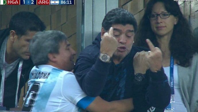 Nakon vođstva Argentine, Maradona pokazao srednji prst Nakon vođstva Argentine, Maradona pokazao srednji prst