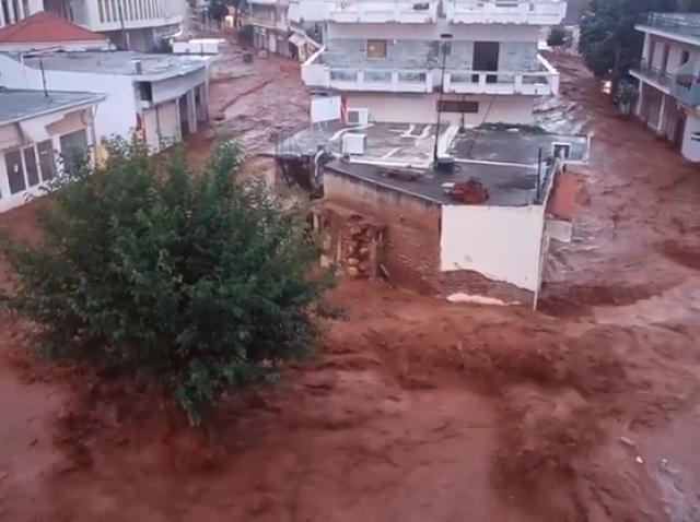 Haos u Grčkoj usred sezone, evakuisani turisti (VIDEO) Haos u Grčkoj usred sezone, evakuisani turisti (VIDEO)