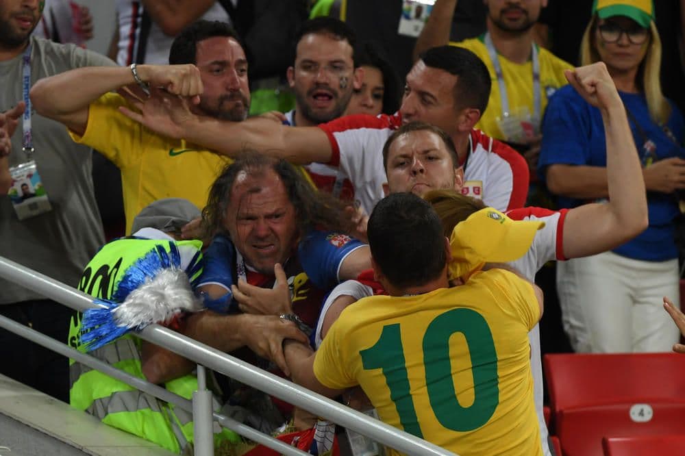 Tuča srpskih i brazilskih navijača, sijevale pesnice na tribinama Foto: Dado Đilas